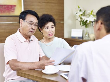 üst düzey Asya çift bir satıcı tarafından şok