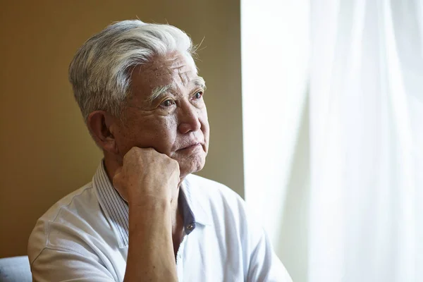 Portret triest Aziatische senior man — Stockfoto