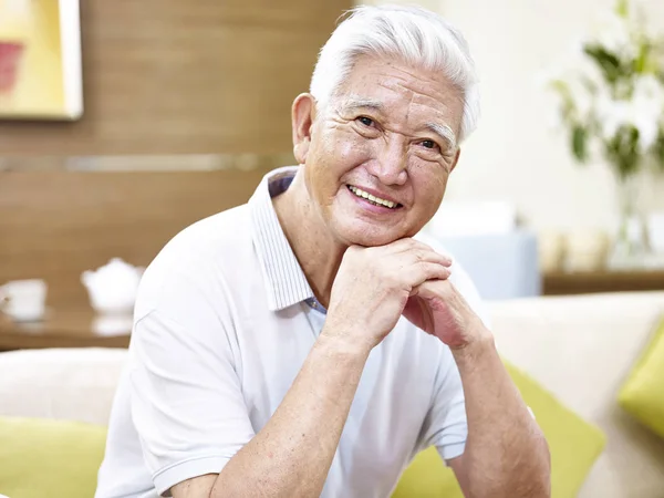 Porträtt lycklig ledande asiatiska man — Stockfoto