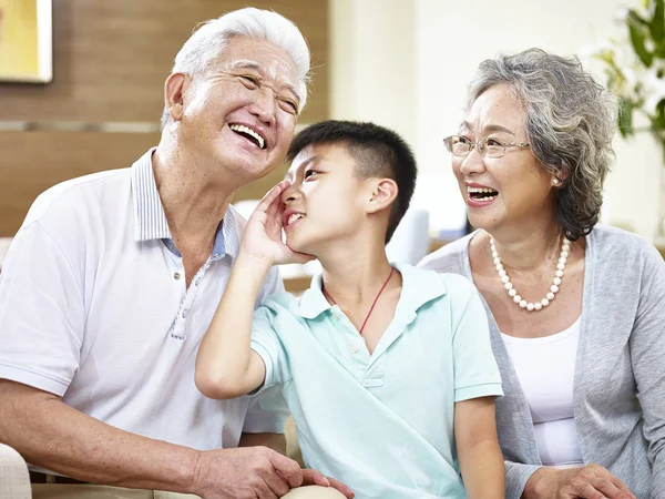 Asiatiska farföräldrar och barnbarn ha kul — Stockfoto