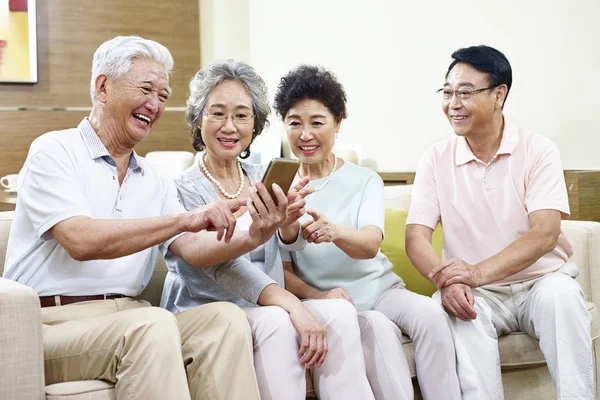 Aziatische senior mensen hebben een goede tijd — Stockfoto
