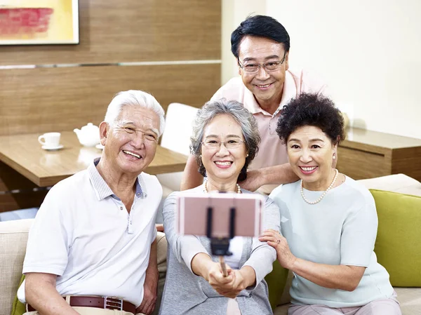 Dwa starszy par azjatyckich biorąc selfie — Zdjęcie stockowe