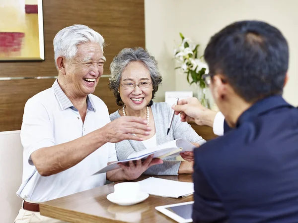 Senior asian couples ready to sign contract — Stock Photo, Image