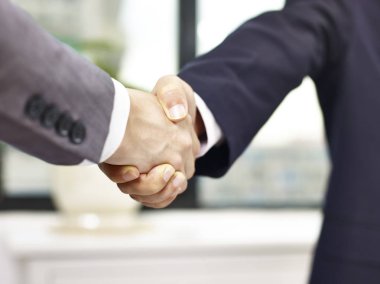 İki işadamı el sıkışıyor.