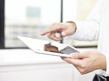 iş kişi tablet kullanma