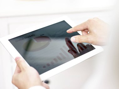 iş kişi tablet kullanma