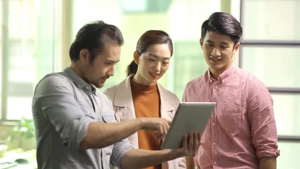 Jóvenes asiáticos empresarios reunión en oficina — Vídeos de Stock