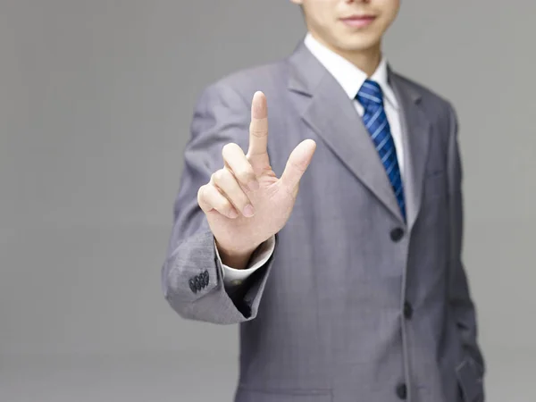 Ασιατικός επιχειρησιακός πρόσωπο πιέζοντας ένα εικονικό κουμπί — Φωτογραφία Αρχείου