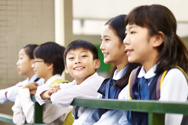 Group of asian elementrary schoolchildren — Stock Photo, Image