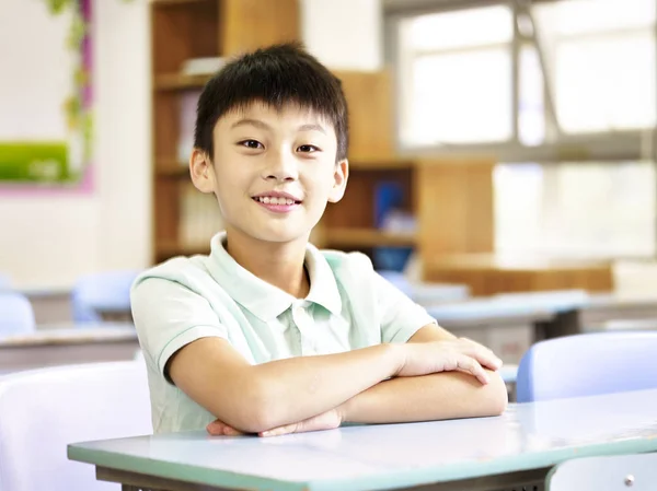 Porträtt av en asiatisk elementary school-student — Stockfoto