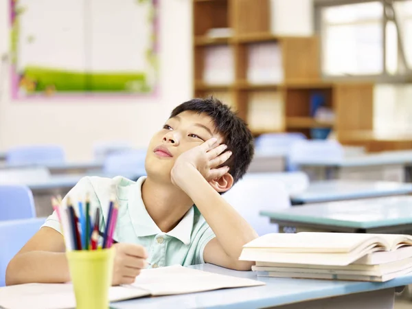 Azjatycka uczeń myślenia w klasie — Zdjęcie stockowe