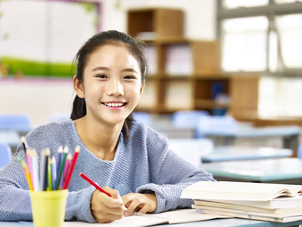 Feliz asiático primaria escuela chica — Foto de Stock