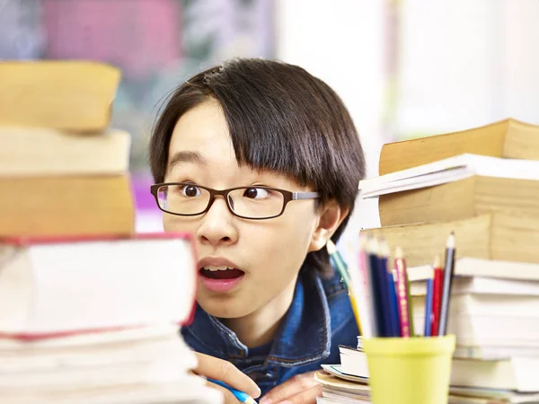 Aziatische elementaire schooljongen geschokt door werkdruk — Stockfoto