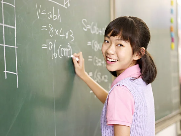 Jistý asijský základní školy dívka — Stock fotografie