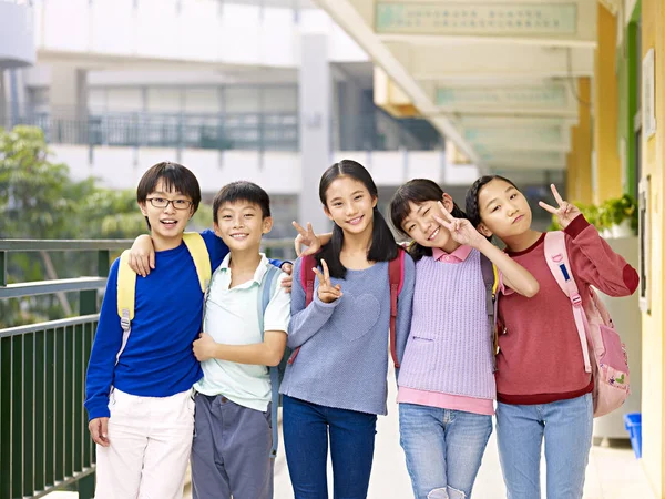 Grupp av glad asiatiska elementary school-student — Stockfoto