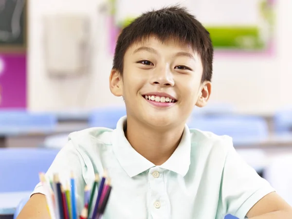 Портрет ученика начальной школы в Азии — стоковое фото