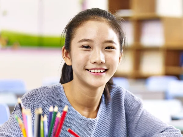 Portret van Aziatische basisschool student — Stockfoto