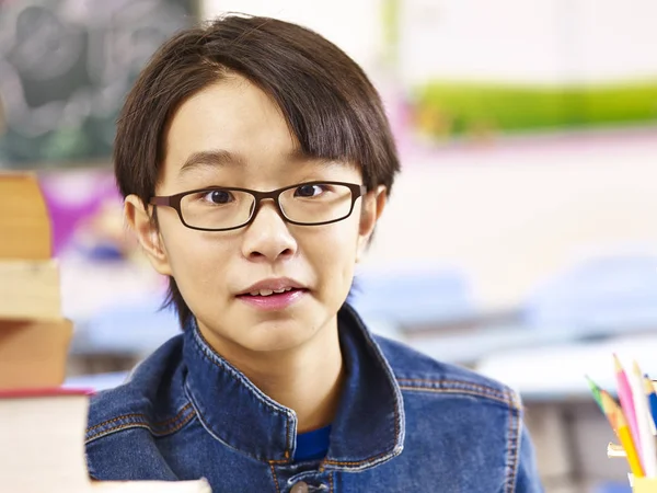 Retrato de asiático escuela primaria estudiante — Foto de Stock