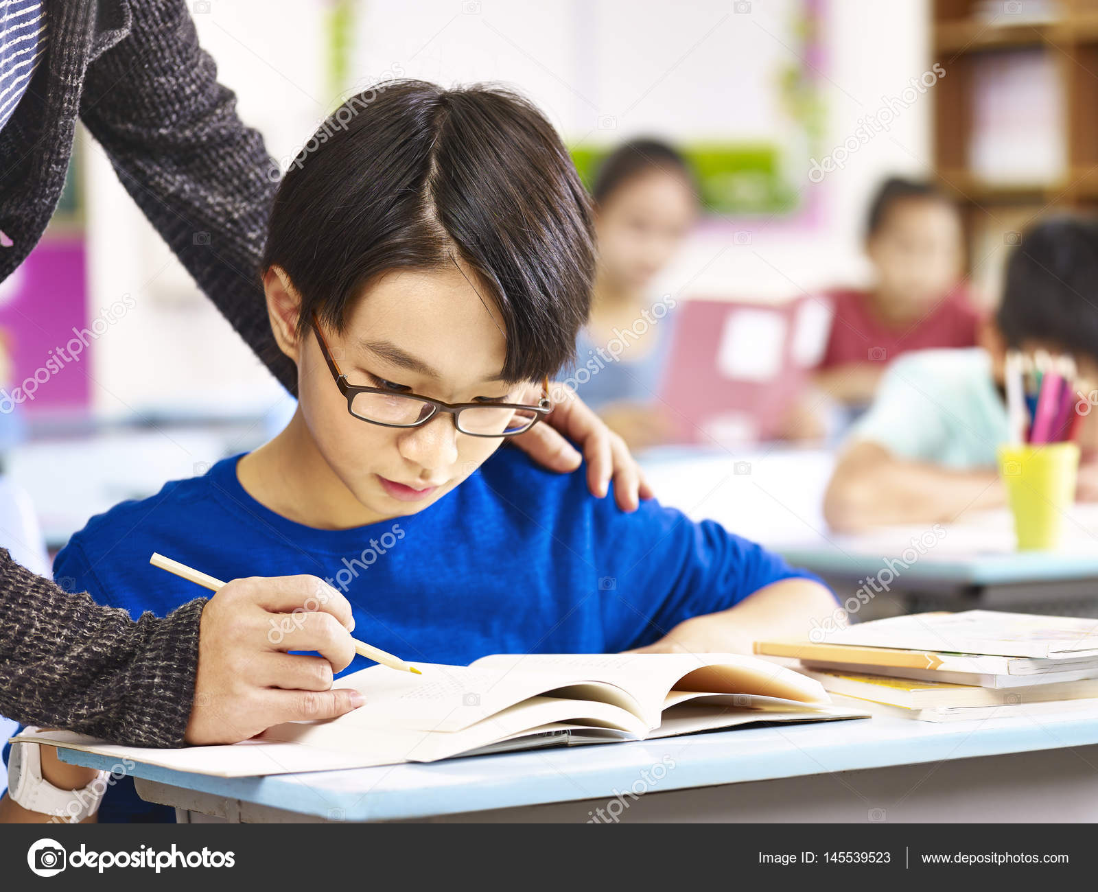 studente di scuola primaria asiatici ottenere aiuto da insegnante Ragazzo asiatico scuola elementare ottenere aiuto da insegnante in classe — Foto di imtmphoto