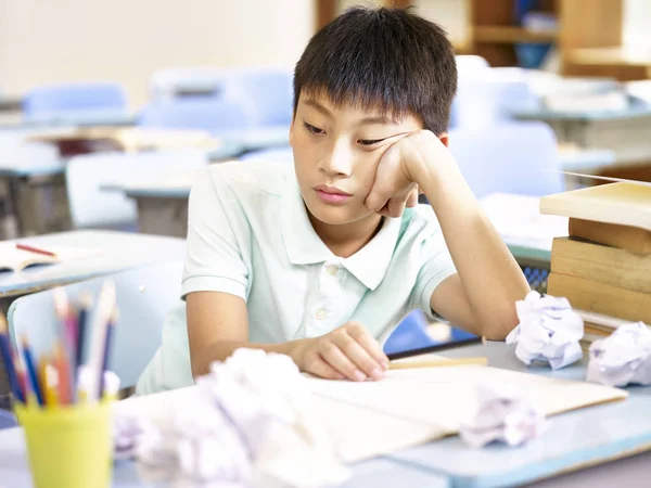 Frustrado asiático escola menino — Fotografia de Stock