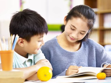 Asya İlköğretim schoolgirl ve birlikte eğitim okul çocuğu