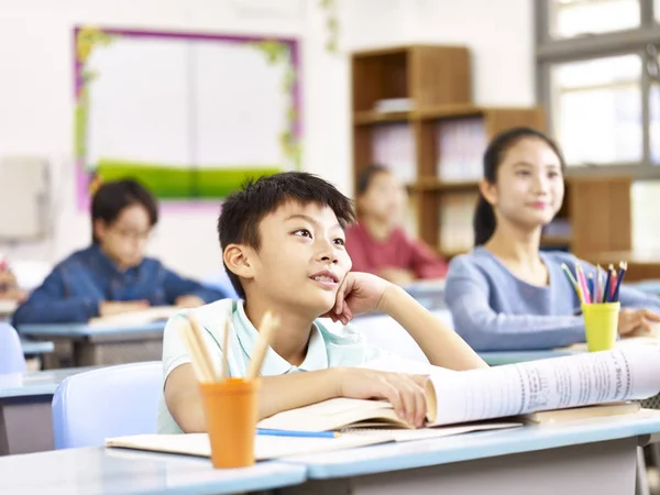 Азиатский школьник в классе — стоковое фото
