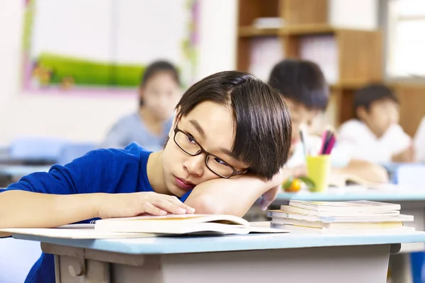 Asiatiska grundskola pojke tänkande i klassrummet — Stockfoto