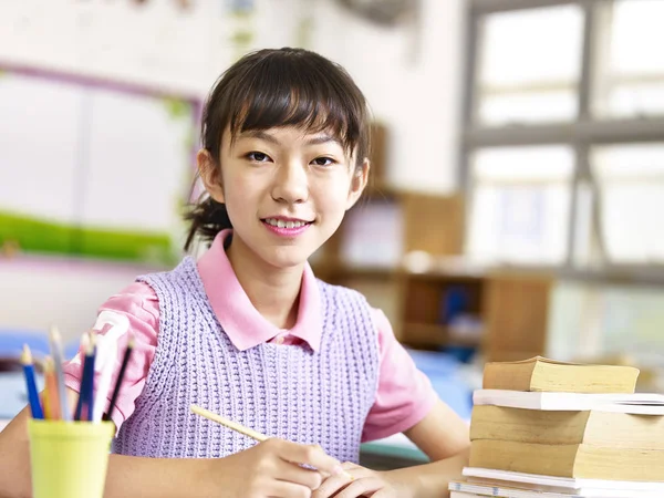 Retrato de asiática grado estudiante —  Fotos de Stock