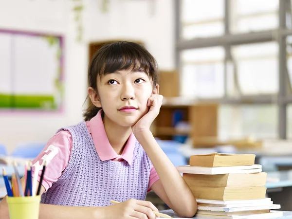 Asiático grado escuela estudiante pensamiento en aula — Foto de Stock