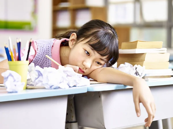 Frustriert asiatisch grundschulmädchen — Stockfoto