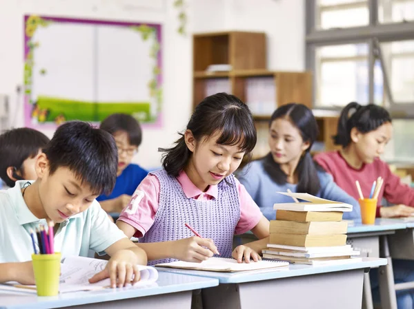 Asiatiska grundskoleelever i klass — Stockfoto
