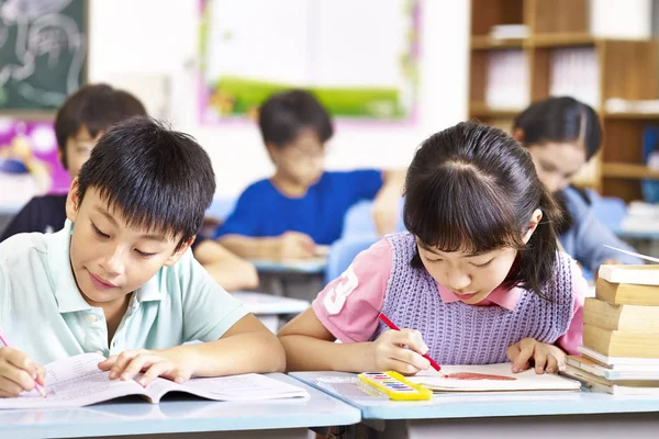 Asiatique élémentaire élèves dans salle de classe — Photo