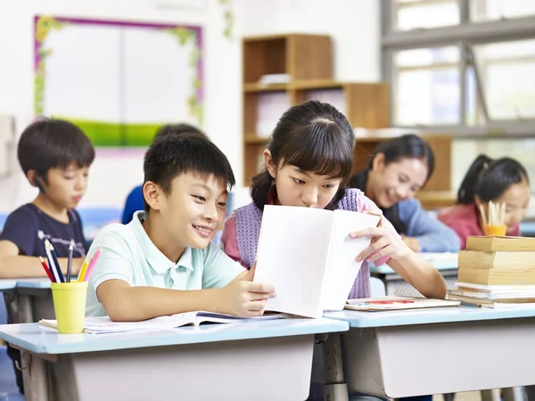 Asiatiska grundskoleelever i klassrummet — Stockfoto