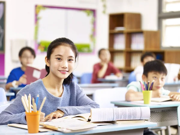Asian elementary schoolgirl in class — Stock Photo, Image