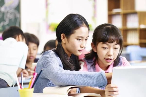 Asiatische Grundschüler arbeiten in Gruppen — Stockfoto