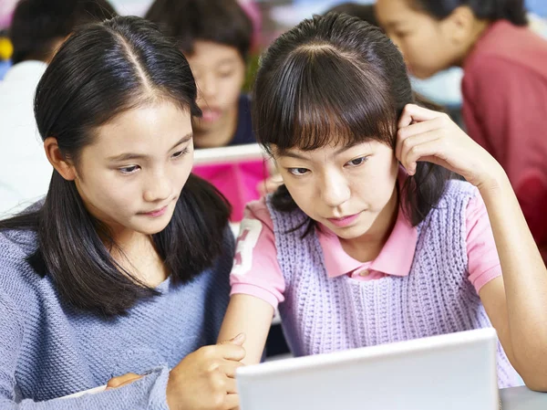 Asiática alunos do ensino fundamental trabalhando em grupos — Fotografia de Stock