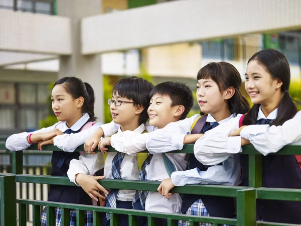 Portrait of a group of asian elementary school children — Stock Photo, Image