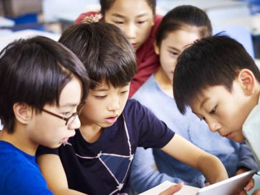 Grup Asyalı öğrencisi tablet birlikte kullanma