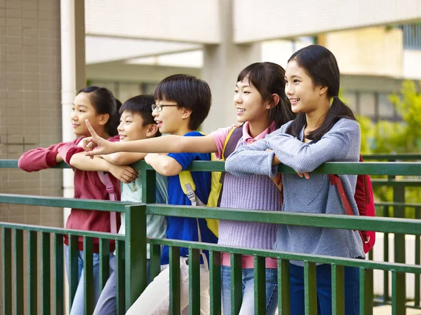 Счастливые азиатские младшие школьники — стоковое фото