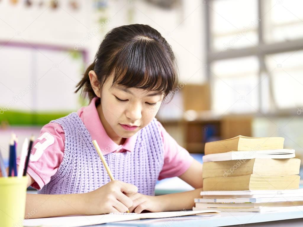 Asiatische SchulmäDchen Asiatische SchulmäDchen