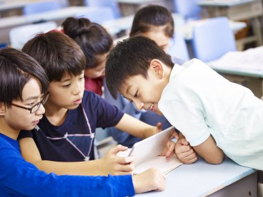 Asyalı okul dijital tablet birlikte kullanma