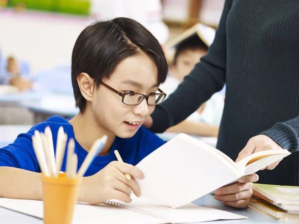 Asiatique élève obtention aide de enseignant — Photo