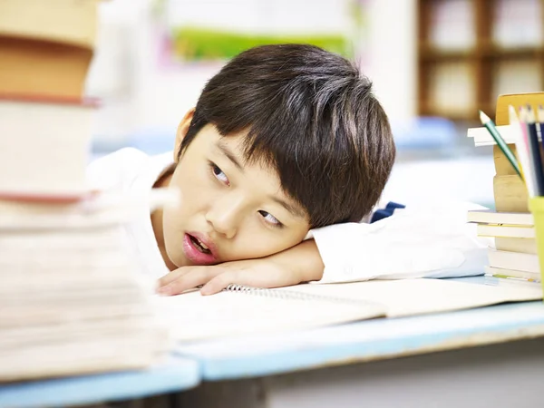 Cansado asiático elementar estudante — Fotografia de Stock