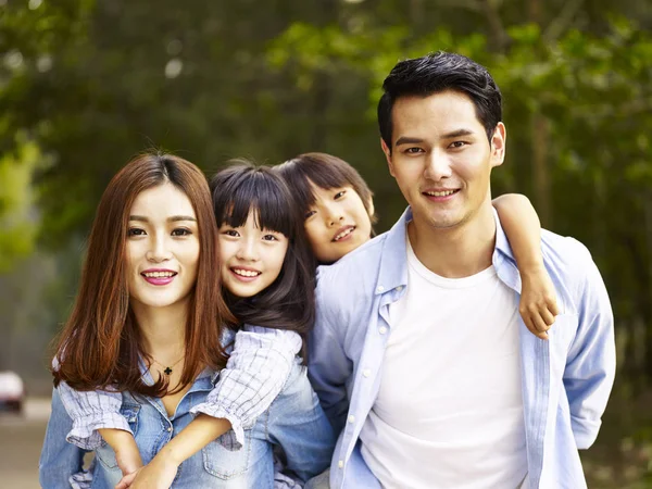 Famiglia asiatica a piedi nel parco — Foto Stock
