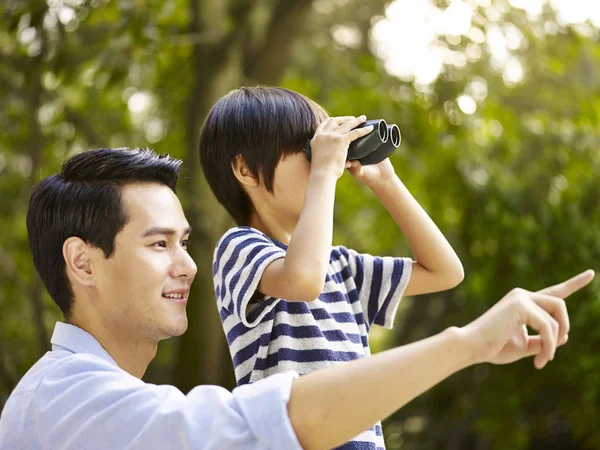 公園でアジアの父と子 — ストック写真