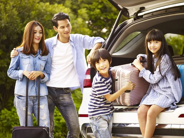Asiatische Familie mit dem Auto unterwegs — Stockfoto