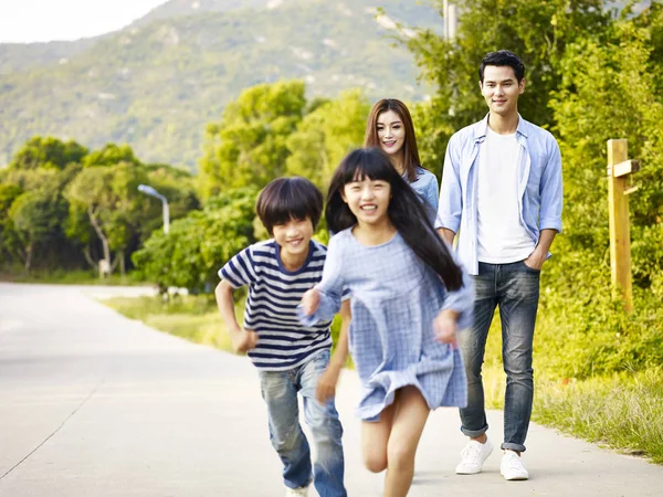 Familia asiática Relajarse en el parque —  Fotos de Stock