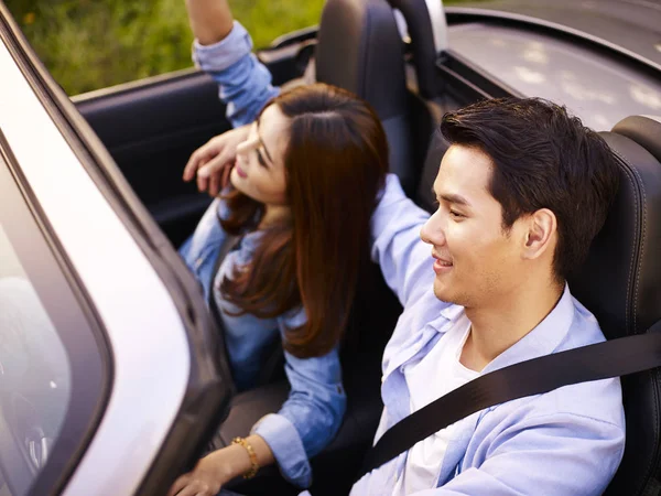 Jovem asiático casal equitação no um conversível carro — Fotografia de Stock