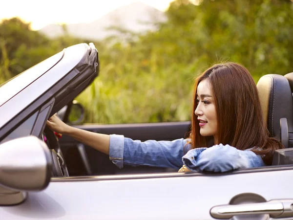 Jovem asiático mulher equitação no um conversível carro — Fotografia de Stock