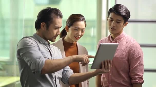 Asiatiska företagsledare diskuterar affärer i office — Stockvideo